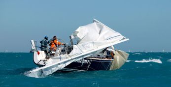 Denne båd knækkede masten da vantskruerne løsnede sig selv ved vibrationer, låse splitterne manglede i gevindet i vantskruerne!